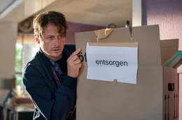 Enno (Roman Knižka) st&ouml;&szlig;t auf seinen Nachlass.