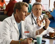 Dr. Cox (John C. McGinley, l.) kann seinem sympathischen Patienten nicht sagen, dass er das Krankenhaus verlassen muss, weil er keine Krankenversicherung hat. Er schickt deshalb Dr. Kelso (Ken Jenkins, r.) vor ... Dr. Cox (John C. McGinley, l.) kann seinem sympathischen Patienten nicht sagen, dass er das Krankenhaus verlassen muss, weil er keine Krankenversicherung hat. Er schickt deshalb Dr. Kelso (Ken Jenkins, r.) vor ...