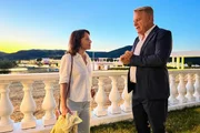 Mona Vetsch und Fehmi Fetahi, Besitzer der Vali Ranch, eine grosse Hochzeitslocation in Gjilan Mona Vetsch und Fehmi Fetahi, Besitzer der Vali Ranch, eine grosse Hochzeitslocation in Gjilan