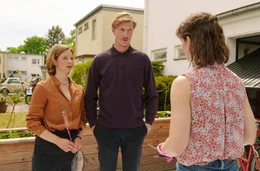 Sandra (Anjorka Strechel, li.) und Christoph (Golo Euler, Mitte) haben Fragen an Simone (Friederike Becht, re.).