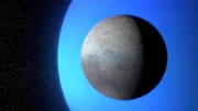 Triton ist der mit Abstand größte der 14 bekannten Monde Neptuns. Der Eismond umkreist den Planeten auf einer retrograden Umlaufbahn. Triton ist der mit Abstand größte der 14 bekannten Monde Neptuns. Der Eismond umkreist den Planeten auf einer retrograden Umlaufbahn.