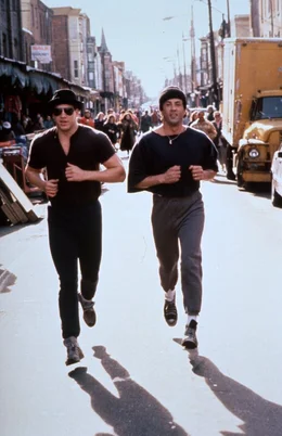 Der Ex-Boxweltmeister Rocky (Sylvester Stallone, r.) bekommt eines Tages eine neue Chance: als Trainer des jungen Boxtalents Tommy (Tommy Morrison, l.), der sich als gelehriger Sch&uuml;ler und Fighter der Extraklasse erweist.