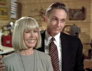 Kim Mitchell (Loretta Switt) ist frisch verliebt in den erfolgreichen Börsenmakler Bert Lown (David Ackroyd). Kim Mitchell (Loretta Switt) ist frisch verliebt in den erfolgreichen Börsenmakler Bert Lown (David Ackroyd).