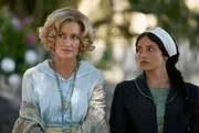 Bella Ainsworth (Natascha McElhone, l.) und Paola (Carolina Gonnelli, r.). Bella Ainsworth (Natascha McElhone, l.) und Paola (Carolina Gonnelli, r.).