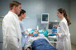 Dr. Heckmann (Patrick Heyn, li.) und Dr. Maja Pirsich (Anne Werner) behandeln den herzkranken Schulleiter Thorsten Thieme (Kai Ivo Baulitz).