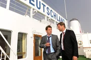 Überraschend erhält Klaus (Nicki von Tempelhoff, r.) Besuch von seinem Bruder Thomas (Tom Mikulla, l.) an Bord. Überraschend erhält Klaus (Nicki von Tempelhoff, r.) Besuch von seinem Bruder Thomas (Tom Mikulla, l.) an Bord.