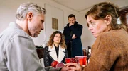 Stefan (Dirk Borchardt, l.) und Anni Bender (Dominique Chiout, r.) trauern um ihre 16-jährige Tochter, die erschlagen in ihrem Zimmer aufgefunden wurde. Können Kommissare Lilly Funke (Tatjana Kästel, 2.v.l.) und Jonas Fischer (Lukas Piloty, 2.v.r.) den Mörder der Teenagerin finden? Stefan (Dirk Borchardt, l.) und Anni Bender (Dominique Chiout, r.) trauern um ihre 16-jährige Tochter, die erschlagen in ihrem Zimmer aufgefunden wurde. Können Kommissare Lilly Funke (Tatjana Kästel, 2.v.l.) und Jonas Fischer (Lukas Piloty, 2.v.r.) den Mörder der Teenagerin finden?
