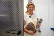 Christine Baumann in der hofeigenen Kühlkammer mit dem Fleisch ihrer Schottischen Hochlandrinder vom Biohof Baumann.