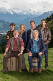 Vorne: Lorenz Huber (Max Herbrechter, links) und Sebastian Leitner (Walter Sittler), hinten: die Schwestern Marie (Catherine Bode, links) und Lisa Huber (Theresa Scholze) und die Brüder Florian (Matthias Faust) und Georg Leitner (Thomas Unger, rechts).