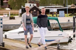 Peer (Dirk Borchardt, r.) zeigt Sohn Kai (Lukas Zumbrock) sein neues Boot.