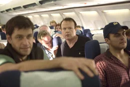 Noch haben Jeremy Glick (Peter Hermann, l.), Thomas E. Burnett Jr. (Christian Clemenson, m.) und Mark Bingham (Cheyenne Jackson, r.) Hoffnung, dass sich die Katastrophe vermeiden l&auml;sst.