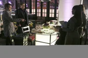 In einem edlen Restaurant wird ein Kollege des erfolgreichen Jungunternehmers Erik Vaughn ermordet. Kevin Ryan (Seamus Dever, l.), Richard Castle (Nathan Fillion, 2.v.l.) und Lanie Parish (Tamala Jones, r.) untersuchen den Tatort. In einem edlen Restaurant wird ein Kollege des erfolgreichen Jungunternehmers Erik Vaughn ermordet. Kevin Ryan (Seamus Dever, l.), Richard Castle (Nathan Fillion, 2.v.l.) und Lanie Parish (Tamala Jones, r.) untersuchen den Tatort.