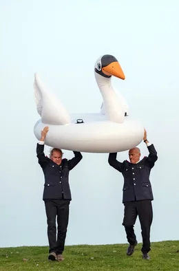 Heinrich (Heiner Lauterbach) und Tom (Uwe Ochsenknecht, li.) auf dem Weg zur Seebestattung.