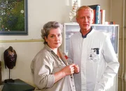 Als Urlaubsvertretung für Dr. Stein tritt der neue Arzt Dr. Strauss (Rainer Goernemann) im Frauenknast seinen Dienst an. Uschi (Barbara Freier) spürt sofort eine Art Seelenverwandschaft mit dem Doktor, der ihr Faible für die Sterne teilt. Als Urlaubsvertretung für Dr. Stein tritt der neue Arzt Dr. Strauss (Rainer Goernemann) im Frauenknast seinen Dienst an. Uschi (Barbara Freier) spürt sofort eine Art Seelenverwandschaft mit dem Doktor, der ihr Faible für die Sterne teilt.