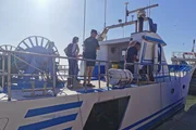 Inspektion eines Fischerbootes. (National Geographic/Antonio Javier López Castillo)