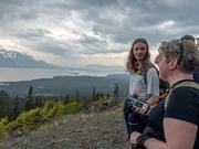 Pauline ist stolz auf ihr Leben, das sie sich in Kanada aufgebaut hat und freut sich, dass sie deutschen Touristen den Atlin See und ihre neue Heimat zeigen kann.