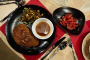 Tagesmotto “Füllungen": Cordon bleu vom Hähnchen gefüllt mit Bergkäse, Schwarzwälder Schinken, dänischen Gurken und Zwiebeln mit süßer Biersauce, Röstkartoffeln und Tomatensalat von Paul Dähre