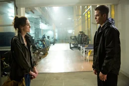 Immer wieder gelingt es der angehenden &Auml;rztin Cathy (Keira Knightley, l.), den deprimierten und verwundeten Ex-Marine Jack Ryan (Chris Pine, r.) zu motivieren, seine momentane Behinderung zu bek&auml;mpfen. Mit durchschlagendem Erfolg ...