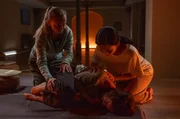 Sophie Högl (Michelle Barthel, M.) erleidet während einer Therapiesitzung einen Zusammenbruch - zur großen Sorge ihrer Ausbilderin Sun-Mee Kim-Hilgert (Yvonne Yung Hee Bormann, r.).