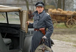 Der Offizier Achim Lenau (Timothy Peach) muss zur&uuml;ck an die Front.