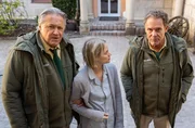Hubert (Christian Tramitz, r.) und Girwidz (Michael Brandner, l.) hoffen, dass die verwirrte Frau (Mavie Hörbiger, M.) in der Klinik vermisst wird.