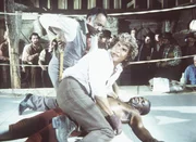 (v.l.n.r.) Manager Moody (Raymond St. Jaques) und Charles Ingalls (Michael Landon) stellen besorgt fest, dass Joe Kagan (Moses Gunn) nach dem K.o.-Schlag nicht mehr aufsteht.