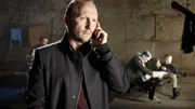 Januscheck (Alexander Hauff) telefoniert mit dem unbekannten Auftraggeber und bekommt neue Anweisungen.