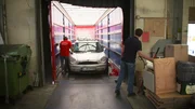 Zwei Männer und ein Auto