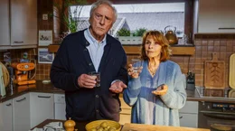 G&uuml;nther (G&uuml;nther Maria Halmer, li.) und Marianne (Senta Berger, re.) wollen raus aus der trostlosen Routine und nehmen die &bdquo;Wunderpille&ldquo;.