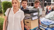 Karin (Jessica Ginkel), Stefan (Hendrik Duryn, r.) und der neue Lehrer Patrick (Eugen Bauder) auf dem Schulhof.