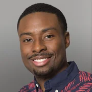 (1. Staffel) - Wilt Bozer (Justin Hires) ist der ambitionierte Mitbewohner von Angus "Mac" MacGyver. (1. Staffel) - Wilt Bozer (Justin Hires) ist der ambitionierte Mitbewohner von Angus "Mac" MacGyver.