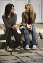 Susan (Teri Hatcher, l.) erzählt Julie (Andrea Bowen, r.), was sie über Austin herausgefunden hat ...