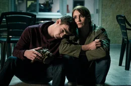 Miki (Aaron Hilmer) und seine Mutter Nikola (Anja Kling) sind im Zeugenschutzprogramm und werden auf einem abgelegenen Landgut in der N&auml;he von Rom versteckt.