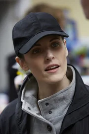 Detective Summer Benton an der Tankstelle.