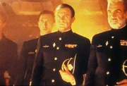 Die Amerikaner f&uuml;rchten einen Atom-Angriff; die Russen glauben, dass er &uuml;berlaufen will. Eine gnadenlose Jagd beider M&auml;chte auf das U-Boot, Kapit&auml;n Ramius (Sean Connery, r.) und Kapit&auml;n Borodin (Sam Neill, M.) beginnt.