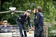 Nele Fehrenbach (Floriane Daniel, M.) und ihre Kollegen Andreas Rambach (Ole Puppe, r.) und Pirmin Spitznagel (Simon Werdelis, l.) auf dem Weg zum Tatort. Nele Fehrenbach (Floriane Daniel, M.) und ihre Kollegen Andreas Rambach (Ole Puppe, r.) und Pirmin Spitznagel (Simon Werdelis, l.) auf dem Weg zum Tatort.