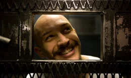 Als Michael Peterson (Tom Hardy) eine Postfiliale ausraubt, kommt er f&uuml;r 7 Jahre in den Knast.