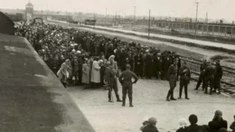 Die "Rampe" 1944 - hier entscheiden SS-M&auml;nner, wer sofort in den Tod gehen wird. 80 Prozent der Ankommenden werden diesen Tag nicht &uuml;berleben.