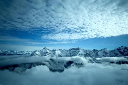 Bei guter Fernsicht reiht sich ein Gipfel an den anderen &ndash; der Alpenbogen in all seiner Pracht.