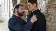 Jurek (Sascha Alexander Geršak, l.) will seine Schulden eintreiben und bedroht Maik (Daniel Donskoy).