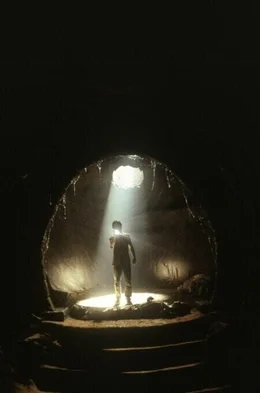 Der Teenager Darry (Justin Long, Bild) gelangt zuf&auml;llig in eine d&uuml;stere H&ouml;hle und entdeckt dort Schrecken erregende Sachen.