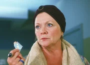 Die neue Insassin Elena (Karin Ugowski) kann die Folterung Melanies durch die Vattke-Schwestern nicht länger ertragen und gibt ihnen das begehrte Drogenpäckchen. Die neue Insassin Elena (Karin Ugowski) kann die Folterung Melanies durch die Vattke-Schwestern nicht länger ertragen und gibt ihnen das begehrte Drogenpäckchen.