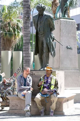Auf der Suche nach einem Thema f&uuml;r seine neuste Kolumne streift Steve Lopez (Robert Downey Jr., l.) durch die Stra&szlig;en L.A.s und wird pl&ouml;tzlich magisch von den Kl&auml;ngen des Violinisten Nathaniel Ayers (Jamie Foxx, r.) angezogen. Aus dieser Begegnung entwickelt sich schlie&szlig;lich mehr als nur eine berufliche Beziehung ...