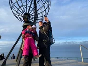 Selfie am Polarkreis: Dominic h&auml;lt diesen besonderen Moment f&uuml;r sich und seine Familie fest.