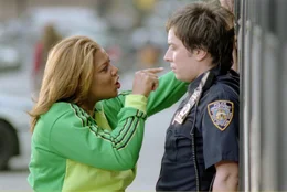 Die toughe Belle (Queen Latifah) macht Cop Andy Washburn (Jimmy Fallon) unmissverst&auml;ndlich klar, wer der Chef im Ring ist.