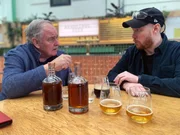 Psychiatrie-Professor David Nutt (l.) und Braumeister Marvin Lindner (r.) tüfteln im britischen Bristol an einem alkoholfreien Bier, von dem man eine Art Schwips bekommt  - trotz 0,0 Promille. Entspannung ohne Gesundheitsrisiken.