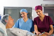 Dr. Leyla Sherbaz (Sanam Afrashteh, r.) und Annika Roesler (Paula Schramm, M.) bereiten Georg Kaestner (Peter Benedict, l.) auf seine langersehnte Lebertransplantation vor.