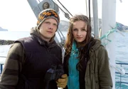 Emma (Karoline Teska) verliebt sich in den jungen Kapitän Ronny (Enno Hesse). Emma (Karoline Teska) verliebt sich in den jungen Kapitän Ronny (Enno Hesse).