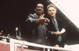 Roper (Eddie Murphy, l.) f&uuml;hrt seinen neuen Partner McCall (Michael Rapaport) auf der Rennbahn in die Geheimnisse des Wettsports ein.