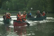 Auf dem Wasserweg nach Berlin: Evelin (Emily Kusche, M.r.) und Freundin Yvonne (Linda Stockfleth, M.l.). Auf dem Wasserweg nach Berlin: Evelin (Emily Kusche, M.r.) und Freundin Yvonne (Linda Stockfleth, M.l.).